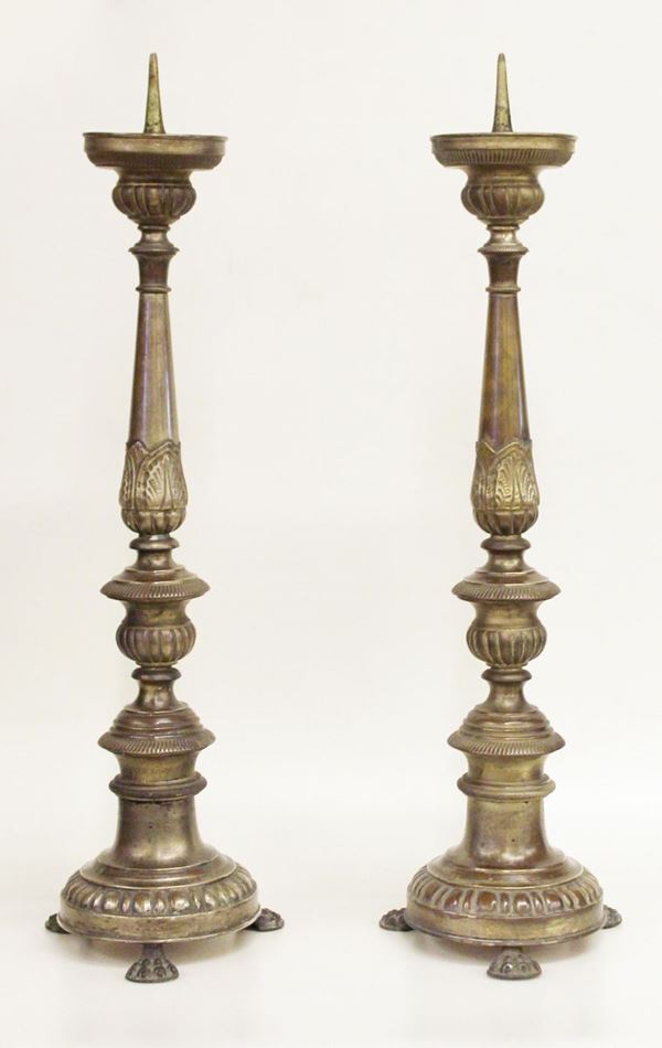 Coppia di candelieri, sec. XIX&nbsp;&nbsp;&nbsp;&nbsp;&nbsp;&nbsp;&nbsp;&nbsp;&nbsp;&nbsp;&nbsp;&nbsp;&nbsp;&nbsp;&nbsp;&nbsp;&nbsp;&nbsp;&nbsp;&nbsp;&nbsp;&nbsp;&nbsp;&nbsp;&nbsp;&nbsp;&nbsp;&nbsp;&nbsp;&nbsp;&nbsp;&nbsp;&nbsp;&nbsp;&nbsp;&nbsp;&nbsp;&nbsp;&nbsp;&nbsp;&nbsp;&nbsp;&nbsp;&nbsp;