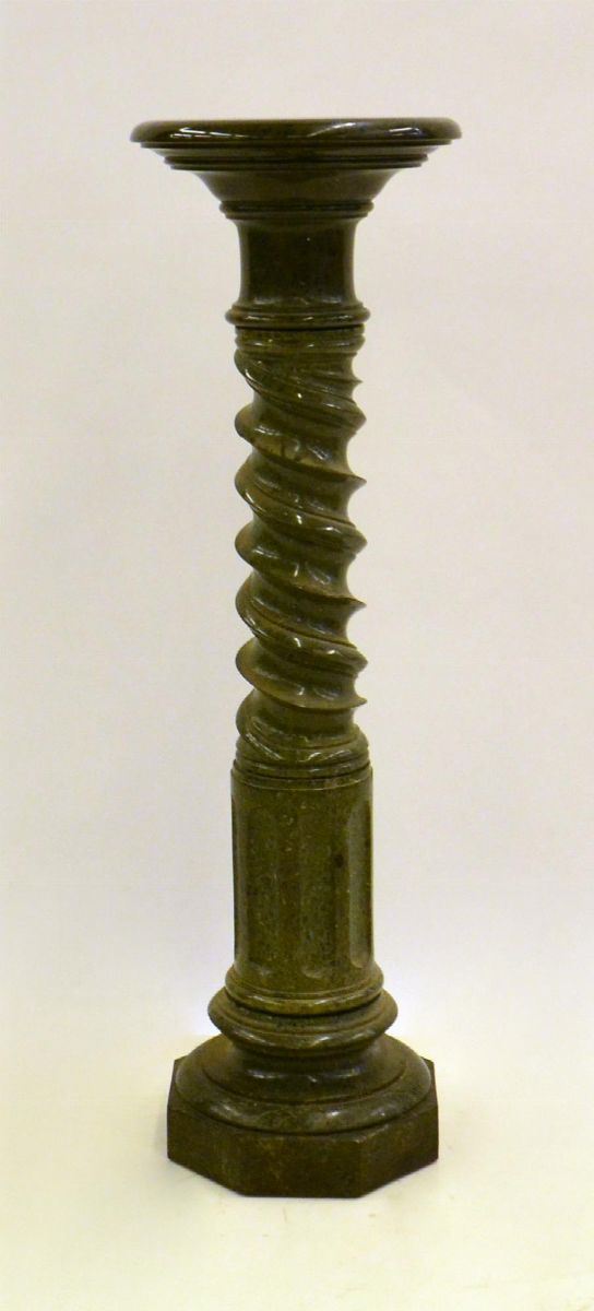 Colonna in marmo verde di carrara, sec. XX                                