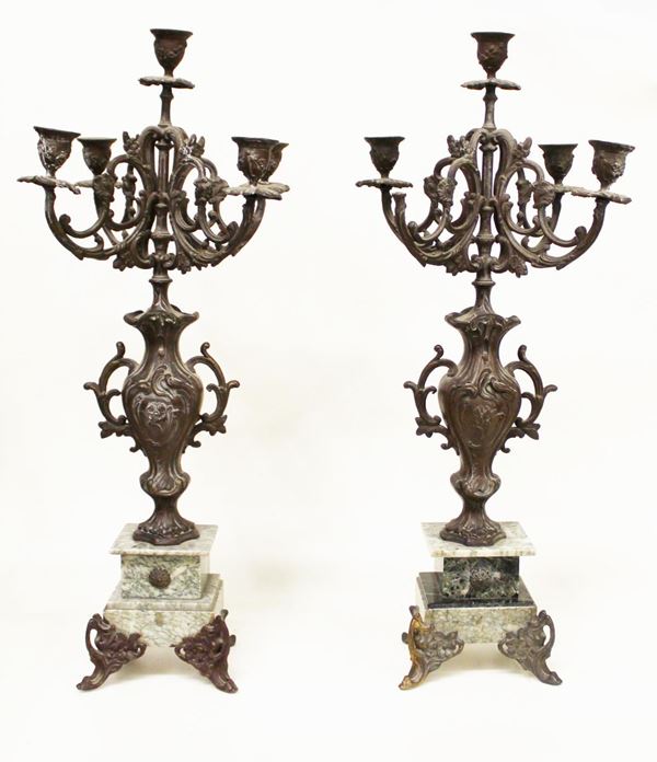 Coppia di candelieri, Francia, fine sec. XIX&nbsp;&nbsp;&nbsp;&nbsp;&nbsp;&nbsp;&nbsp;&nbsp;&nbsp;&nbsp;&nbsp;&nbsp;&nbsp;&nbsp;&nbsp;&nbsp;&nbsp;&nbsp;&nbsp;&nbsp;&nbsp;&nbsp;&nbsp;&nbsp;&nbsp;&nbsp;&nbsp;&nbsp;&nbsp;&nbsp;  - Asta ARREDI D'ANTIQUARIATO, BENI DA COLLEZIONE, GIOIELLI E ARGENTI - Poggio Bracciolini Casa d'Aste
