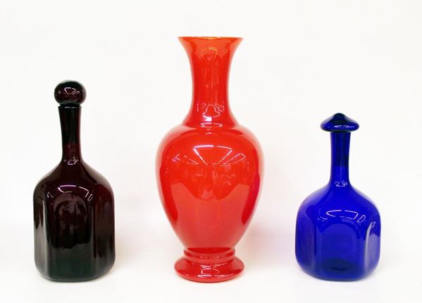 Due bottiglie ed un vaso, Murano, sec. XX,&nbsp;&nbsp;&nbsp;&nbsp;&nbsp;&nbsp;&nbsp;&nbsp;&nbsp;&nbsp;&nbsp;&nbsp;&nbsp;&nbsp;&nbsp;&nbsp;&nbsp;&nbsp;&nbsp;&nbsp;&nbsp;&nbsp;&nbsp;&nbsp;&nbsp;&nbsp;&nbsp;&nbsp;&nbsp;&nbsp;&nbsp;&nbsp;
