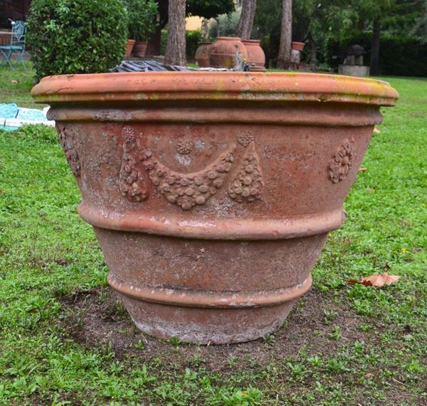 Conca, inizi sec. XX                                                        - Asta ARREDI D'ANTIQUARIATO, BENI DA COLLEZIONE, GIOIELLI E ARGENTI - Poggio Bracciolini Casa d'Aste