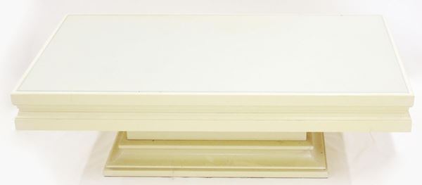Tavolo da fumo, sec. XX, in legno laccato nei toni dell'avorio, piano&nbsp;&nbsp;&nbsp;&nbsp;&nbsp;&nbsp;