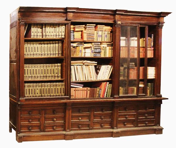 Libreria, sec. XIX/XX, in noce, corpo superiore tripartito in sportelli&nbsp;&nbsp;&nbsp;