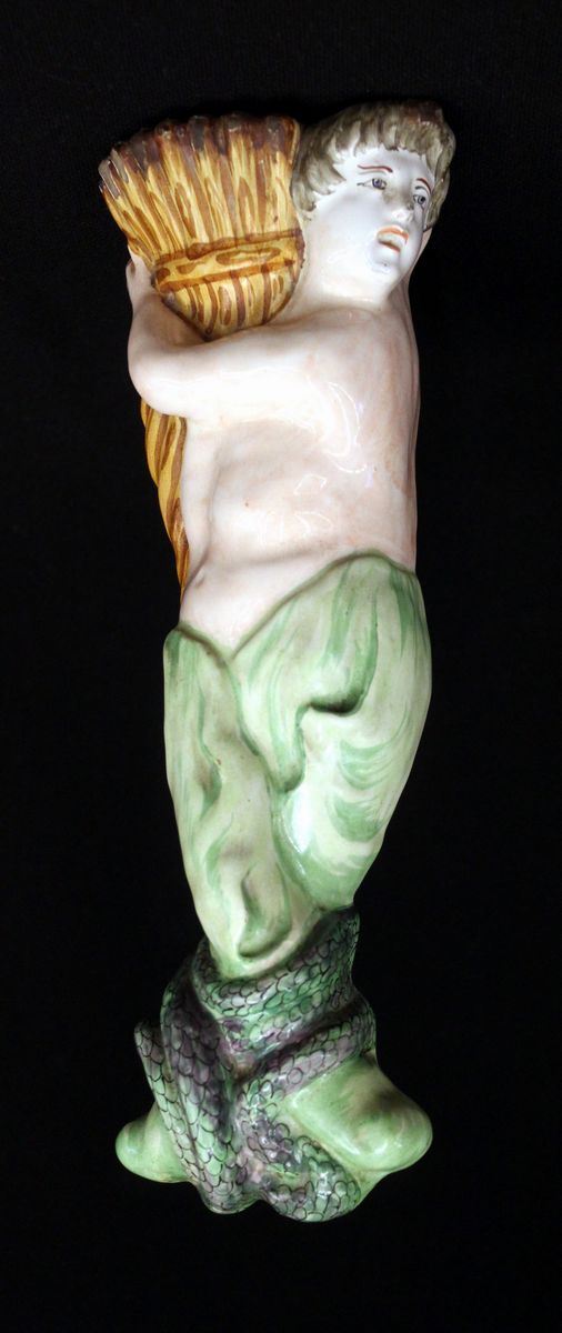 Candelabro da parete, sec. XX, in ceramica smaltata in policromia,        