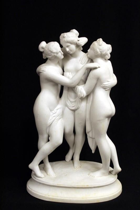 Gruppo, sec. XX, in biscuit, manifattura Capodimonte, raffigurante le Tre Grazie, alt. cm 26