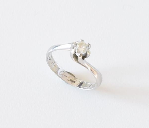 ANELLO SOLITARIO IN ORO BIANCO E DIAMANTE&nbsp;&nbsp;&nbsp;&nbsp;&nbsp;&nbsp;&nbsp;&nbsp;&nbsp;&nbsp;&nbsp;&nbsp;&nbsp;&nbsp;&nbsp;&nbsp;&nbsp;&nbsp;&nbsp;&nbsp;&nbsp;&nbsp;&nbsp;&nbsp;&nbsp;&nbsp;&nbsp;&nbsp;&nbsp;&nbsp;&nbsp;&nbsp;&nbsp;