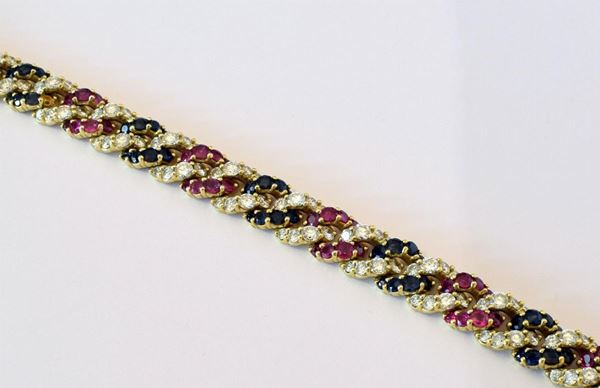 BRACCIALE IN ORO GIALLO, DIAMANTI, ZAFFIRI E RUBINI&nbsp;&nbsp;&nbsp;&nbsp;&nbsp;&nbsp;&nbsp;&nbsp;&nbsp;&nbsp;&nbsp;&nbsp;&nbsp;&nbsp;&nbsp;&nbsp;&nbsp;&nbsp;&nbsp;&nbsp;&nbsp;&nbsp;&nbsp;