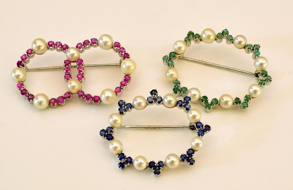 TRE SPILLE IN ORO BIANCO, RUBINI, SMERALDI E PERLE&nbsp;&nbsp;&nbsp;&nbsp;&nbsp;&nbsp;&nbsp;&nbsp;&nbsp;&nbsp;&nbsp;&nbsp;&nbsp;&nbsp;&nbsp;&nbsp;&nbsp;&nbsp;&nbsp;&nbsp;&nbsp;&nbsp;&nbsp;&nbsp;