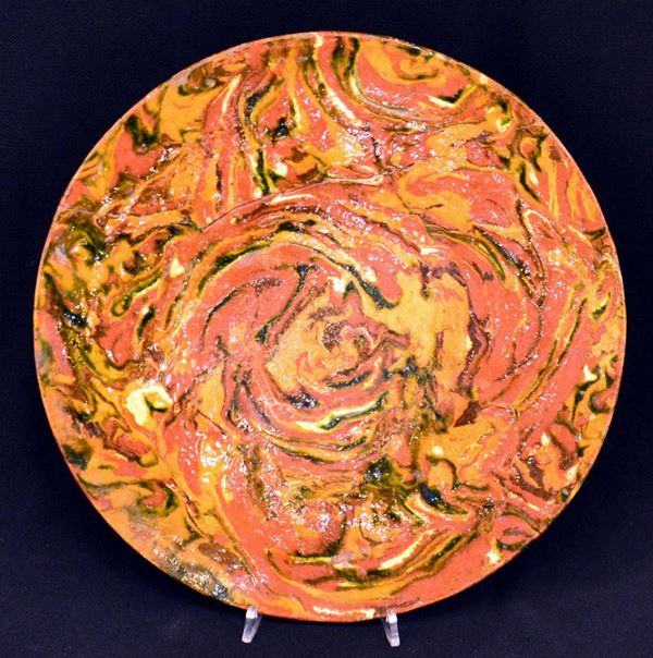 Piatto, Toscana, sec. XIX, in terracotta policroma,&nbsp;&nbsp;&nbsp;&nbsp;&nbsp;&nbsp;&nbsp;&nbsp;&nbsp;&nbsp;&nbsp;&nbsp;&nbsp;&nbsp;&nbsp;&nbsp;&nbsp;&nbsp;&nbsp;&nbsp;&nbsp;&nbsp;&nbsp;