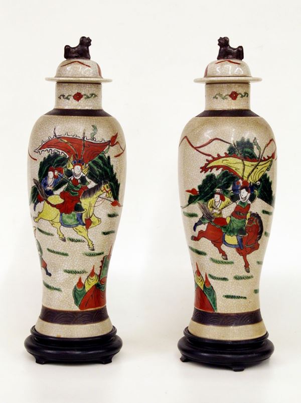 Coppia di potiches, arte orientale, sec. XX,&nbsp;&nbsp;&nbsp;&nbsp;&nbsp;&nbsp;&nbsp;&nbsp;&nbsp;&nbsp;&nbsp;&nbsp;&nbsp;&nbsp;&nbsp;&nbsp;&nbsp;&nbsp;&nbsp;&nbsp;&nbsp;&nbsp;&nbsp;&nbsp;&nbsp;&nbsp;&nbsp;&nbsp;&nbsp;&nbsp;