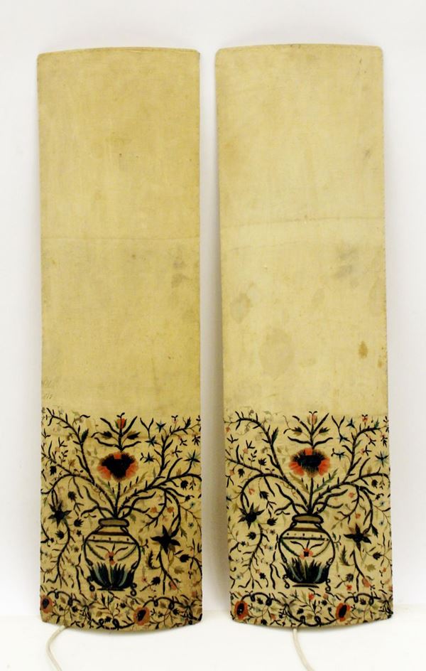 Coppia di lampade, realizzate in con stoffe ricamate, sec. XIX,&nbsp;&nbsp;&nbsp;&nbsp;&nbsp;&nbsp;&nbsp;&nbsp;&nbsp;&nbsp;