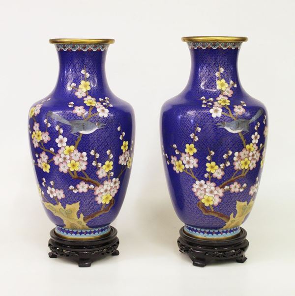 Coppia di vasi, Cina, sec. XX,&nbsp;&nbsp;&nbsp;&nbsp;&nbsp;&nbsp;&nbsp;&nbsp;&nbsp;&nbsp;&nbsp;&nbsp;&nbsp;&nbsp;&nbsp;&nbsp;&nbsp;&nbsp;&nbsp;&nbsp;&nbsp;&nbsp;&nbsp;&nbsp;&nbsp;&nbsp;&nbsp;&nbsp;&nbsp;&nbsp;&nbsp;&nbsp;&nbsp;&nbsp;&nbsp;&nbsp;&nbsp;&nbsp;&nbsp;&nbsp;&nbsp;&nbsp;&nbsp;&nbsp;