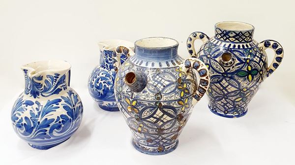 Coppia di brocche e coppia di anfore, inizi sec. XX,&nbsp;&nbsp;&nbsp;&nbsp;&nbsp;&nbsp;&nbsp;&nbsp;&nbsp;&nbsp;&nbsp;&nbsp;&nbsp;&nbsp;&nbsp;&nbsp;&nbsp;&nbsp;&nbsp;&nbsp;&nbsp;&nbsp;  - Asta OPERE E OGGETTI D'ARTE ANTICA E CONTEMPORANEA, GIOIELLI - Poggio Bracciolini Casa d'Aste