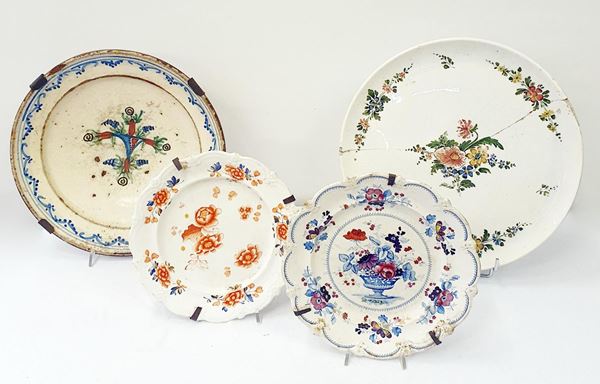 Quattro piatti, sec. XIX e sec. XX, in maiolica decorata,&nbsp;&nbsp;&nbsp;&nbsp;&nbsp;&nbsp;&nbsp;&nbsp;&nbsp;&nbsp;&nbsp;&nbsp;&nbsp;&nbsp;&nbsp;&nbsp;&nbsp;
