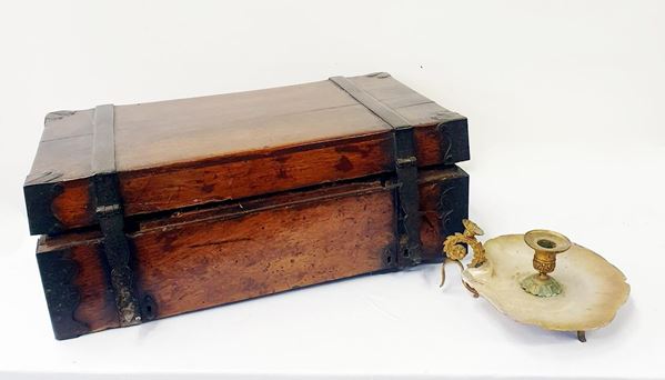 Bauletto, sec. XIX, in legno e ferro, cm 58x30x18&nbsp;&nbsp;&nbsp;&nbsp;&nbsp;&nbsp;&nbsp;&nbsp;&nbsp;&nbsp;&nbsp;&nbsp;&nbsp;&nbsp;&nbsp;&nbsp;&nbsp;&nbsp;&nbsp;&nbsp;&nbsp;&nbsp;&nbsp;&nbsp;&nbsp;  - Asta OPERE E OGGETTI D'ARTE ANTICA E CONTEMPORANEA, GIOIELLI - Poggio Bracciolini Casa d'Aste