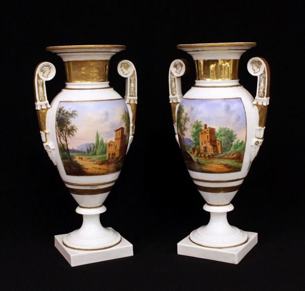 Coppia di anfore biansate, Francia, sec. XIX,&nbsp;&nbsp;&nbsp;&nbsp;&nbsp;&nbsp;&nbsp;&nbsp;&nbsp;&nbsp;&nbsp;&nbsp;&nbsp;&nbsp;&nbsp;&nbsp;&nbsp;&nbsp;&nbsp;&nbsp;&nbsp;&nbsp;&nbsp;&nbsp;&nbsp;&nbsp;&nbsp;&nbsp;&nbsp;