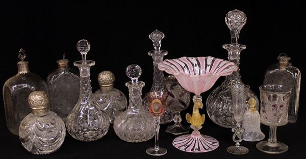 Serie di oggetti tra bottiglie bicchieri, alzate e campana, sec. XIX sec.&nbsp;