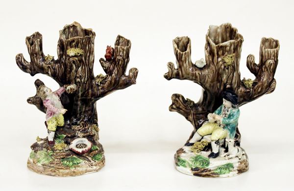 Coppia di vasi, Staffordshire, sec. XIX/XX,&nbsp;&nbsp;&nbsp;&nbsp;&nbsp;&nbsp;&nbsp;&nbsp;&nbsp;&nbsp;&nbsp;&nbsp;&nbsp;&nbsp;&nbsp;&nbsp;&nbsp;&nbsp;&nbsp;&nbsp;&nbsp;&nbsp;&nbsp;&nbsp;&nbsp;&nbsp;&nbsp;&nbsp;&nbsp;&nbsp;&nbsp;