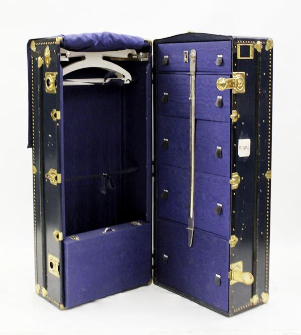 Baule armadio da viaggio, sec. XX,&nbsp;&nbsp;&nbsp;&nbsp;&nbsp;&nbsp;&nbsp;&nbsp;&nbsp;&nbsp;&nbsp;&nbsp;&nbsp;&nbsp;&nbsp;&nbsp;&nbsp;&nbsp;&nbsp;&nbsp;&nbsp;&nbsp;&nbsp;&nbsp;&nbsp;&nbsp;&nbsp;&nbsp;&nbsp;&nbsp;&nbsp;&nbsp;&nbsp;&nbsp;&nbsp;&nbsp;&nbsp;&nbsp;&nbsp;&nbsp;