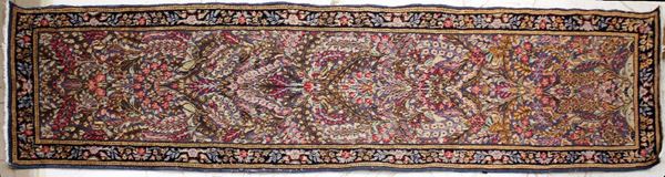 Tappeto galleria persiana, Kerman, sec. XX, impianto thousand flowers&nbsp;&nbsp;&nbsp;&nbsp;&nbsp;  - Asta OPERE E OGGETTI D'ARTE ANTICA E CONTEMPORANEA, GIOIELLI - Poggio Bracciolini Casa d'Aste