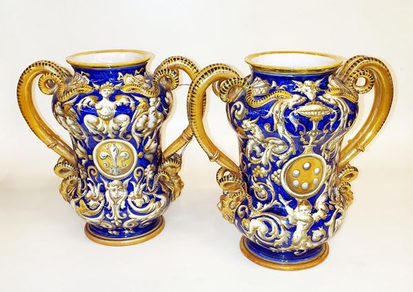 Coppia di vasi, manifattura Cantagalli, inizi sec. XX&nbsp;&nbsp;&nbsp;&nbsp;&nbsp;&nbsp;&nbsp;&nbsp;&nbsp;&nbsp;&nbsp;&nbsp;&nbsp;&nbsp;&nbsp;&nbsp;&nbsp;&nbsp;&nbsp;&nbsp;&nbsp;  - Asta OPERE E OGGETTI D'ARTE ANTICA E CONTEMPORANEA, GIOIELLI - Poggio Bracciolini Casa d'Aste