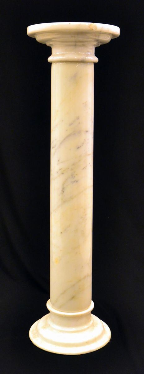 Colonna, sec. XX, in marmo bianco, alt. cm 96&nbsp;&nbsp;&nbsp;&nbsp;&nbsp;&nbsp;&nbsp;&nbsp;&nbsp;&nbsp;&nbsp;&nbsp;&nbsp;&nbsp;&nbsp;&nbsp;&nbsp;&nbsp;&nbsp;&nbsp;&nbsp;&nbsp;&nbsp;&nbsp;&nbsp;&nbsp;&nbsp;&nbsp;&nbsp;