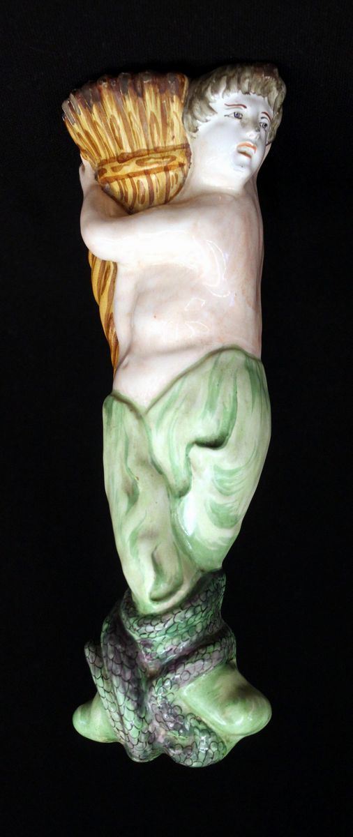 Candelabro da parete, sec. XX, in ceramica smaltata in policromia,&nbsp;&nbsp;&nbsp;&nbsp;&nbsp;&nbsp;&nbsp;&nbsp;
