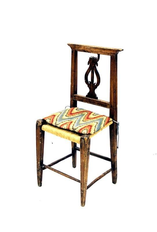 Sedia, fine sec. XVIII, in noce, schienale a cartella traforata a lira,&nbsp;&nbsp;&nbsp;