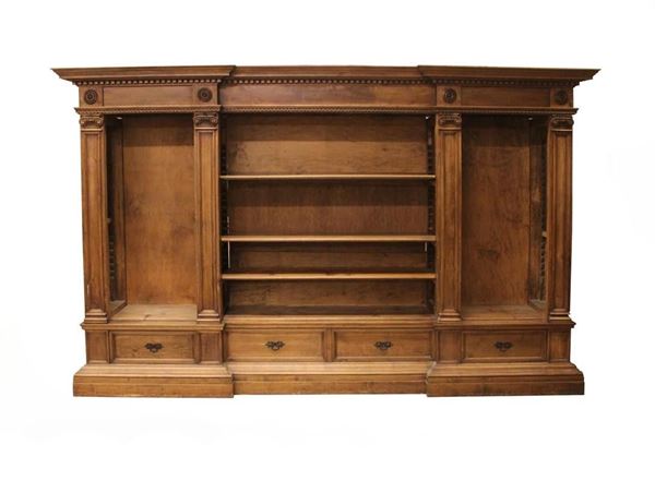 Libreria, inizi sec. XX, in noce, fronte a linea spezzata, tripartito,    