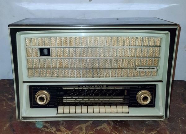 Radio da tavolo, anni '50, - Asta OPERE E OGGETTI D'ARTE ANTICA E  CONTEMPORANEA, GIOIELLI - Poggio