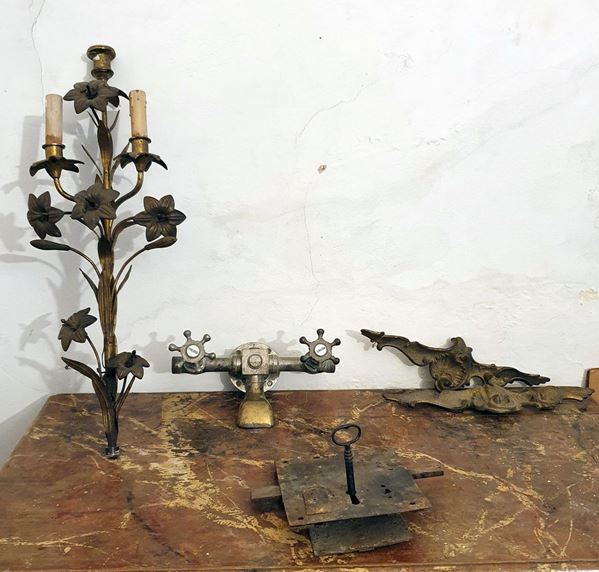 Applique, serratura, due fregi il tutto in metallo                          - Asta OPERE E OGGETTI D'ARTE ANTICA E CONTEMPORANEA, GIOIELLI - Poggio Bracciolini Casa d'Aste