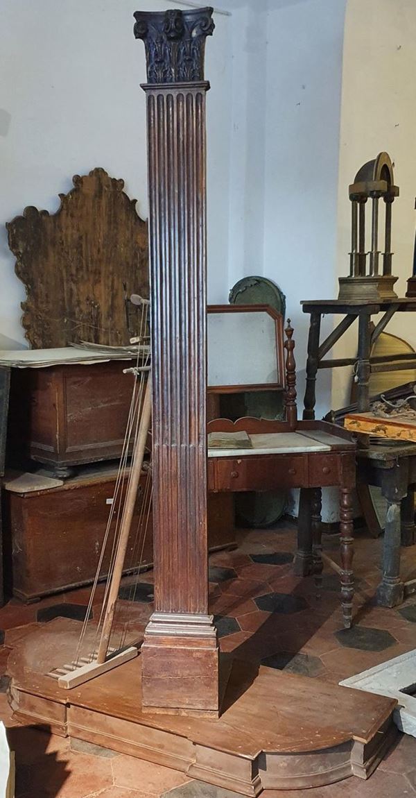 Colonna scanalata, base e frammento in legno,                             