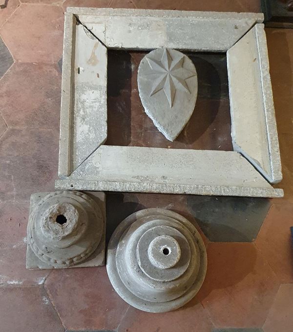 Quattro frammenti in pietra e cemento                                       - Asta OPERE E OGGETTI D'ARTE ANTICA E CONTEMPORANEA, GIOIELLI - Poggio Bracciolini Casa d'Aste