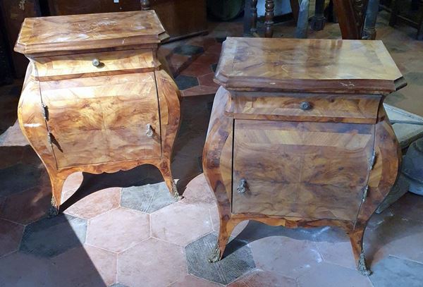 Coppia di comodini in noce bombato, in stile '700,                        