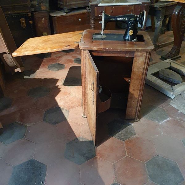 Vecchia macchina da cucire Singer                                           - Asta OPERE E OGGETTI D'ARTE ANTICA E CONTEMPORANEA, GIOIELLI - Poggio Bracciolini Casa d'Aste