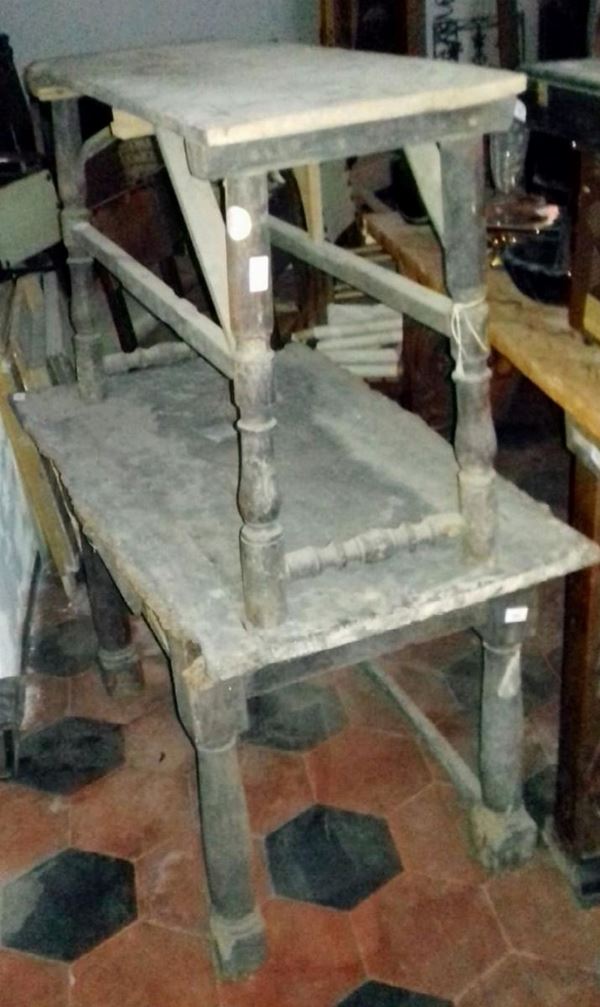 Due tavoli, sec XVIII e XIX,                                                - Asta OPERE E OGGETTI D'ARTE ANTICA E CONTEMPORANEA, GIOIELLI - Poggio Bracciolini Casa d'Aste