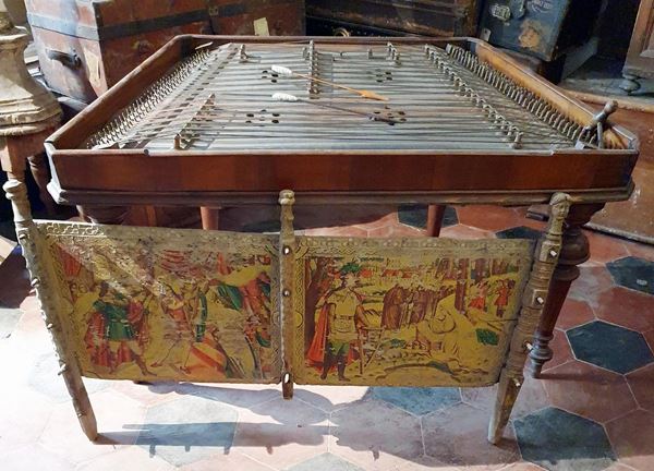Strumento musicale entro mobile in legno,                                 