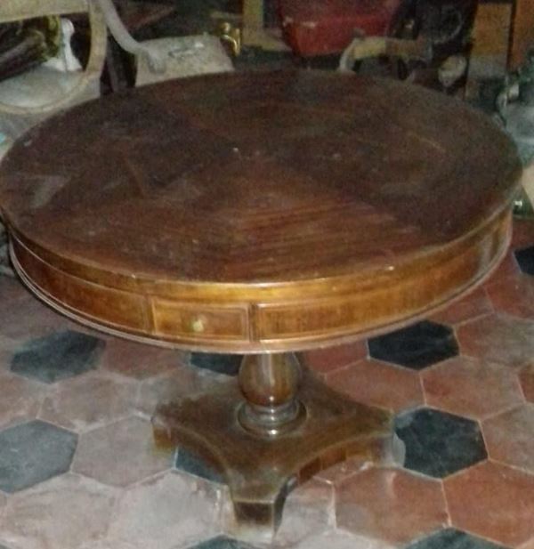 Tavolo tondo sec. XX in noce, fusto centrale su                             - Asta OPERE E OGGETTI D'ARTE ANTICA E CONTEMPORANEA, GIOIELLI - Poggio Bracciolini Casa d'Aste