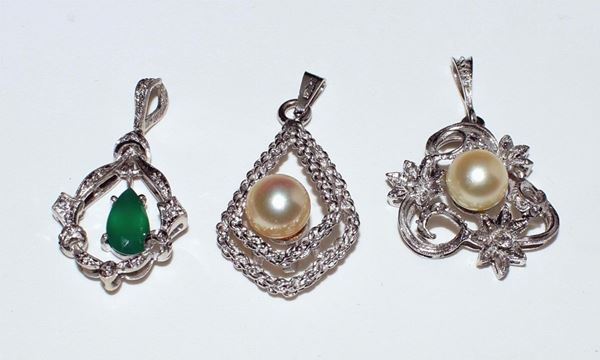 TRE PENDENTI IN ORO BIANCO, PERLE E PIETRA&nbsp;&nbsp;&nbsp;&nbsp;&nbsp;&nbsp;&nbsp;&nbsp;&nbsp;&nbsp;&nbsp;&nbsp;&nbsp;&nbsp;&nbsp;&nbsp;&nbsp;&nbsp;&nbsp;&nbsp;&nbsp;&nbsp;&nbsp;&nbsp;&nbsp;&nbsp;&nbsp;&nbsp;&nbsp;&nbsp;&nbsp;&nbsp;
