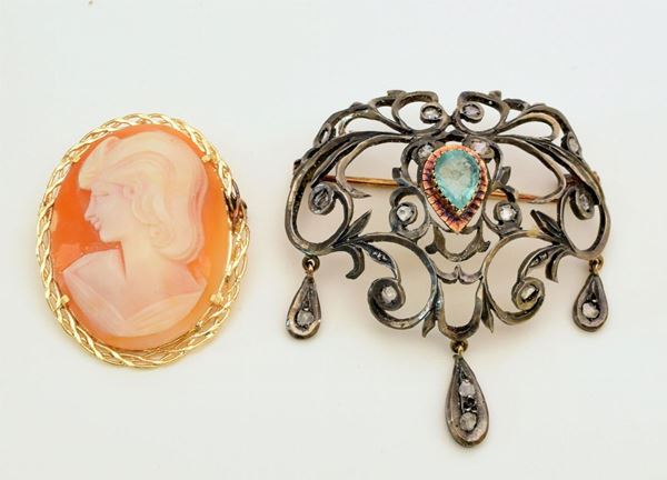 SPILLA IN ORO A BASSO TITOLO, ARGENTO, DIAMANTI E&nbsp;&nbsp;&nbsp;&nbsp;&nbsp;&nbsp;&nbsp;&nbsp;&nbsp;&nbsp;&nbsp;&nbsp;&nbsp;&nbsp;&nbsp;&nbsp;&nbsp;&nbsp;&nbsp;&nbsp;&nbsp;&nbsp;&nbsp;&nbsp;&nbsp;  - Asta Gioielli, Arredi d'antiquariato, Dipinti dal XVI al XX Secolo e Argenti - Poggio Bracciolini Casa d'Aste