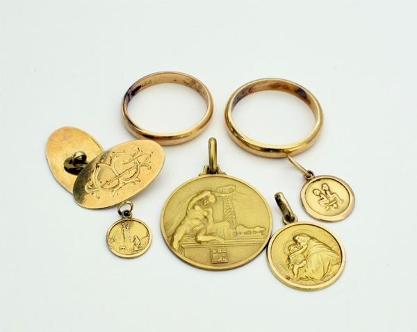 DUE FEDI ,QUATTRO MEDAGLIETTE E GEMELLO                                     - Asta Gioielli, Arredi d'antiquariato, Dipinti dal XVI al XX Secolo e Argenti - Poggio Bracciolini Casa d'Aste