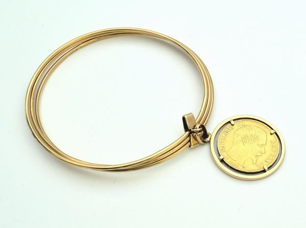 TRE BRACCIALI A CERCHIO E PENDENTE                                        