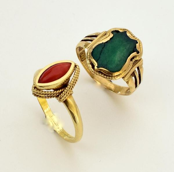 DUE ANELLI IN ORO GIALLO,CORALLO E GIADEITE                                 - Asta Gioielli, Arredi d'antiquariato, Dipinti dal XVI al XX Secolo e Argenti - Poggio Bracciolini Casa d'Aste