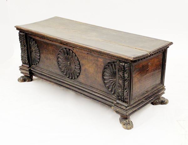 Cassapanca, Italia settentrionale, sec. XVII,&nbsp;&nbsp;&nbsp;&nbsp;&nbsp;&nbsp;&nbsp;&nbsp;&nbsp;&nbsp;&nbsp;&nbsp;&nbsp;&nbsp;&nbsp;&nbsp;&nbsp;&nbsp;&nbsp;&nbsp;&nbsp;&nbsp;&nbsp;&nbsp;&nbsp;&nbsp;&nbsp;&nbsp;&nbsp;  - Asta Gioielli, Arredi d'antiquariato, Dipinti dal XVI al XX Secolo e Argenti - Poggio Bracciolini Casa d'Aste