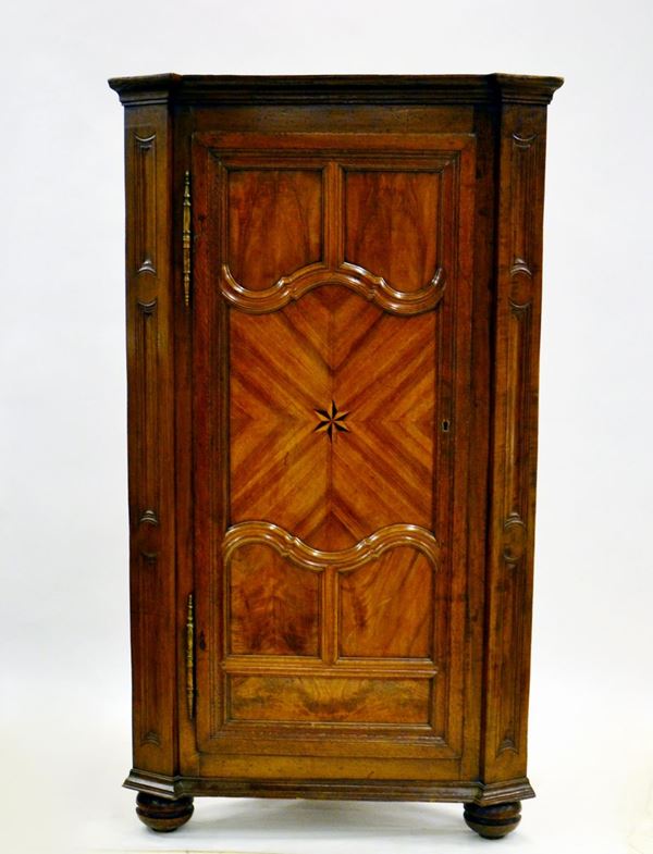 Angoliera, sec. XX, lastronata in radica,&nbsp;&nbsp;&nbsp;&nbsp;&nbsp;&nbsp;&nbsp;&nbsp;&nbsp;&nbsp;&nbsp;&nbsp;&nbsp;&nbsp;&nbsp;&nbsp;&nbsp;&nbsp;&nbsp;&nbsp;&nbsp;&nbsp;&nbsp;&nbsp;&nbsp;&nbsp;&nbsp;&nbsp;&nbsp;&nbsp;&nbsp;&nbsp;&nbsp;