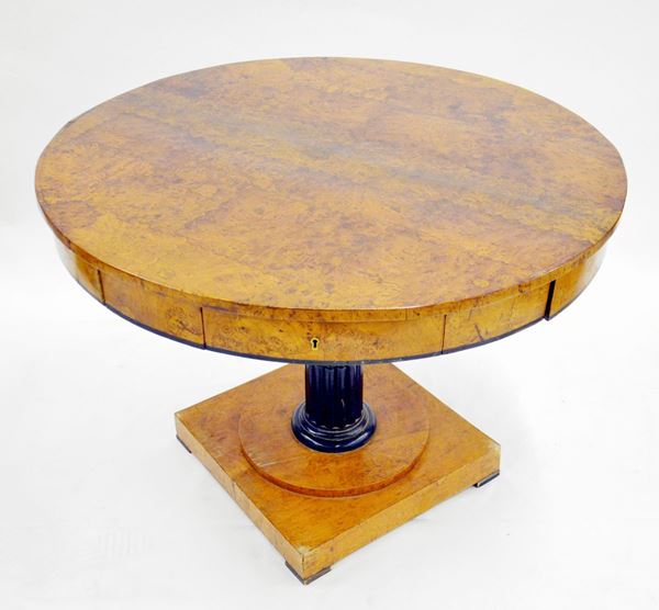 Tavolo, Biedermeier, in radica, piano circolare a sei cassetti,&nbsp;&nbsp;&nbsp;&nbsp;&nbsp;&nbsp;&nbsp;&nbsp;&nbsp;&nbsp;&nbsp;