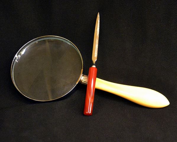 Tagliacarte e lente di ingrandimento, sec. XX,&nbsp;&nbsp;&nbsp;&nbsp;&nbsp;&nbsp;&nbsp;&nbsp;&nbsp;&nbsp;&nbsp;&nbsp;&nbsp;&nbsp;&nbsp;&nbsp;&nbsp;&nbsp;&nbsp;&nbsp;&nbsp;&nbsp;&nbsp;&nbsp;&nbsp;&nbsp;&nbsp;&nbsp;  - Asta Gioielli, Arredi d'antiquariato, Dipinti dal XVI al XX Secolo e Argenti - Poggio Bracciolini Casa d'Aste