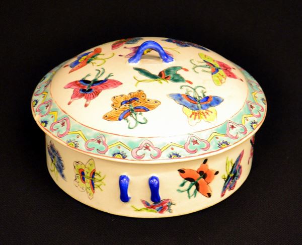 Centrotavola, arte orientale, sec. XIX, in ceramica&nbsp;&nbsp;&nbsp;&nbsp;&nbsp;&nbsp;&nbsp;&nbsp;&nbsp;&nbsp;&nbsp;&nbsp;&nbsp;&nbsp;&nbsp;&nbsp;&nbsp;&nbsp;&nbsp;&nbsp;&nbsp;&nbsp;&nbsp;