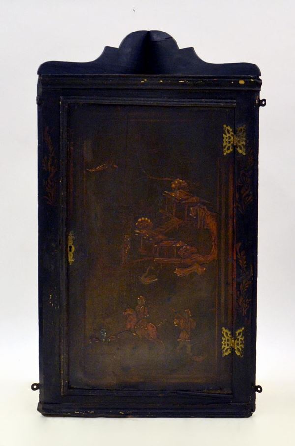 Angoliera da parete, sec. XIX, in legno decorato&nbsp;&nbsp;&nbsp;&nbsp;&nbsp;&nbsp;&nbsp;&nbsp;&nbsp;&nbsp;&nbsp;&nbsp;&nbsp;&nbsp;&nbsp;&nbsp;&nbsp;&nbsp;&nbsp;&nbsp;&nbsp;&nbsp;&nbsp;&nbsp;&nbsp;&nbsp;