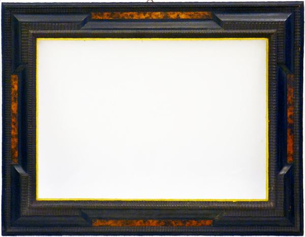 Cornice, sec. XX, in legno ebanizzato con applicazioni&nbsp;&nbsp;&nbsp;&nbsp;&nbsp;&nbsp;&nbsp;&nbsp;&nbsp;&nbsp;&nbsp;&nbsp;&nbsp;&nbsp;&nbsp;&nbsp;&nbsp;&nbsp;&nbsp;&nbsp;  - Asta Gioielli, Arredi d'antiquariato, Dipinti dal XVI al XX Secolo e Argenti - Poggio Bracciolini Casa d'Aste